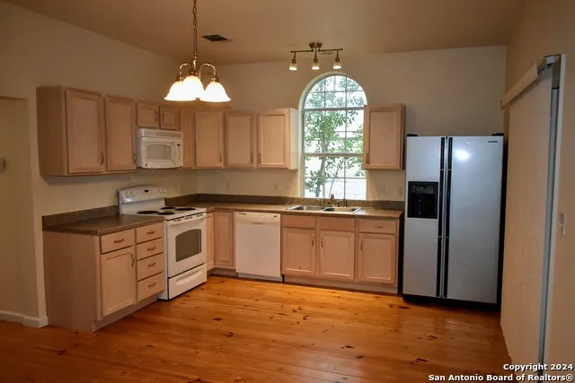 602B 10th Bandera, TX 78003