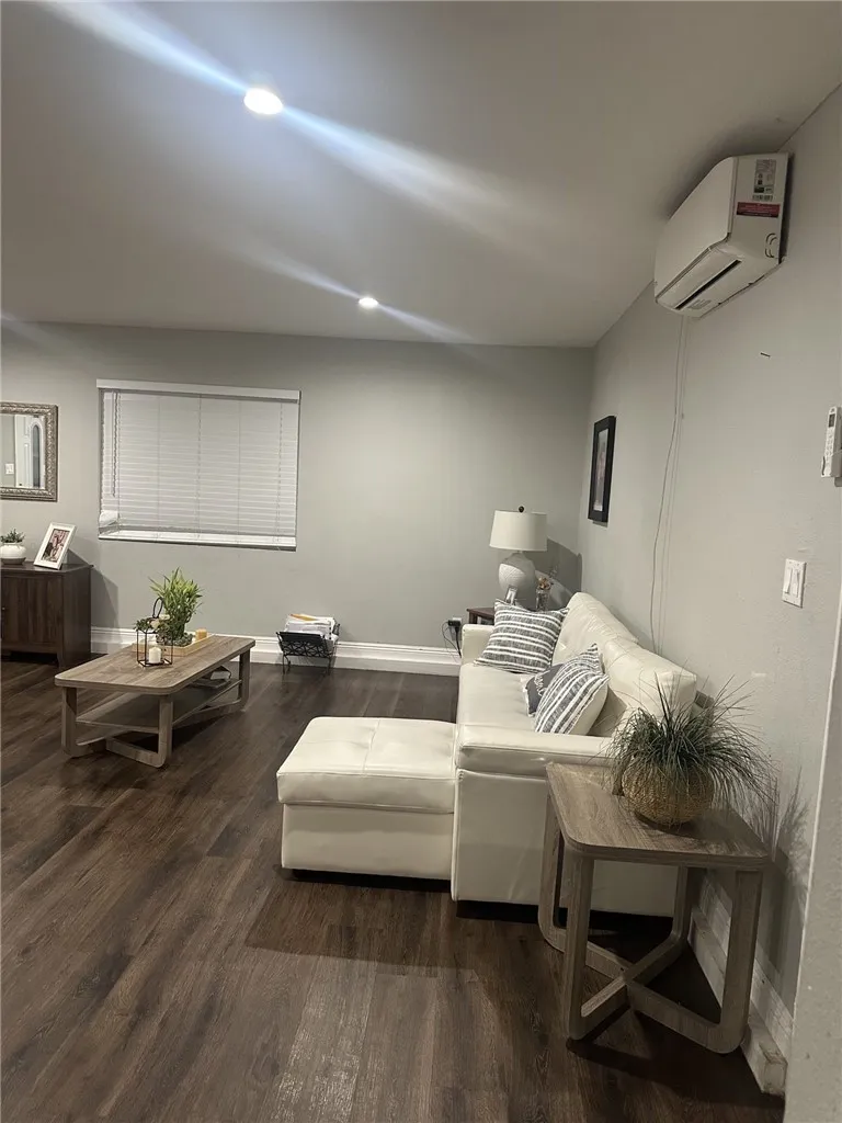7845 Sausalito West Hills, CA 91304