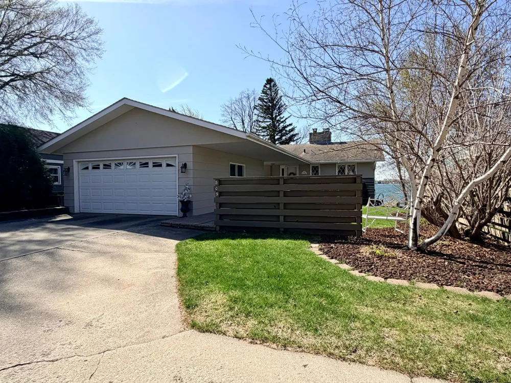 809 W Lake Avenue Worthington, MN 56187