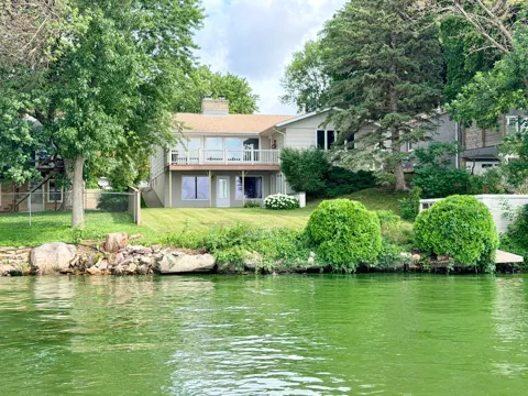 809 W Lake Avenue