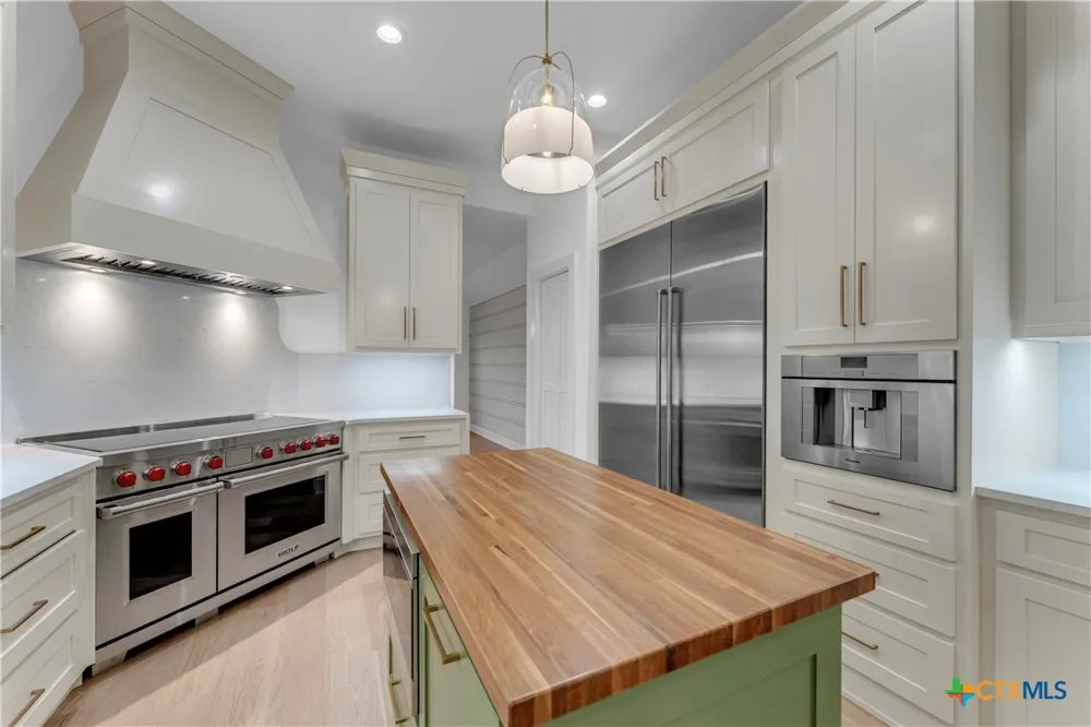 406 Ancient Oaks Drive Marble Falls, TX 78654