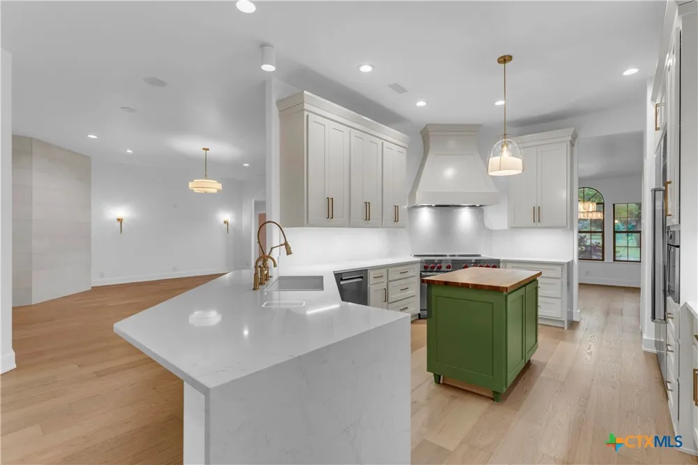 406 Ancient Oaks Drive Marble Falls, TX 78654