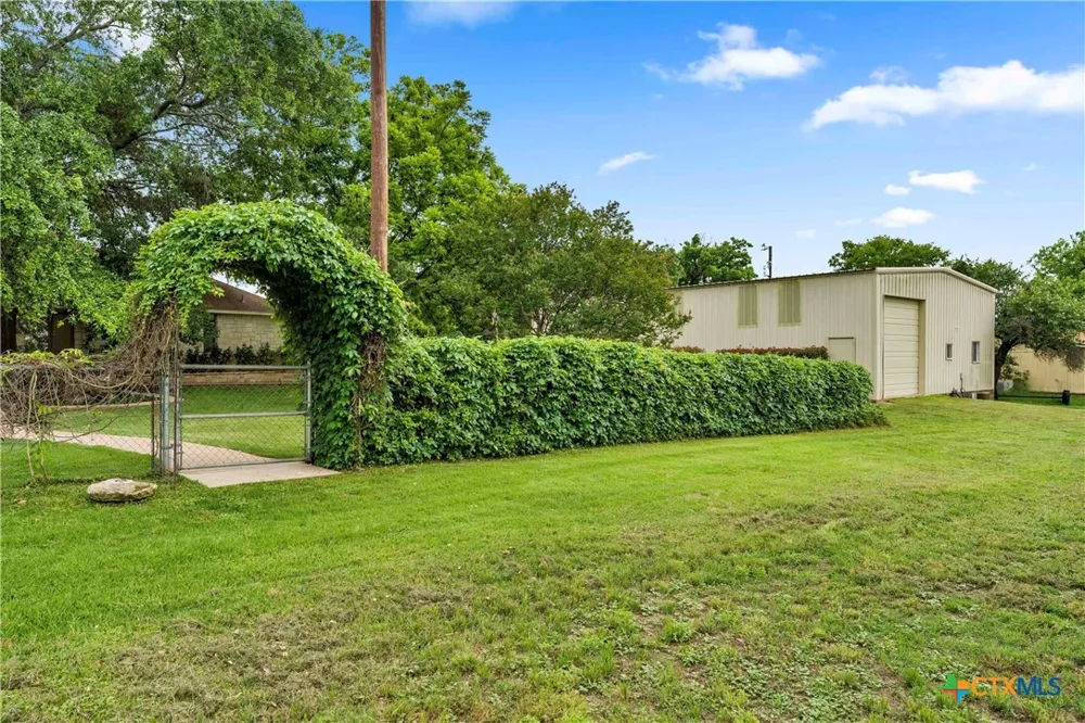 406 Ancient Oaks Drive Marble Falls, TX 78654