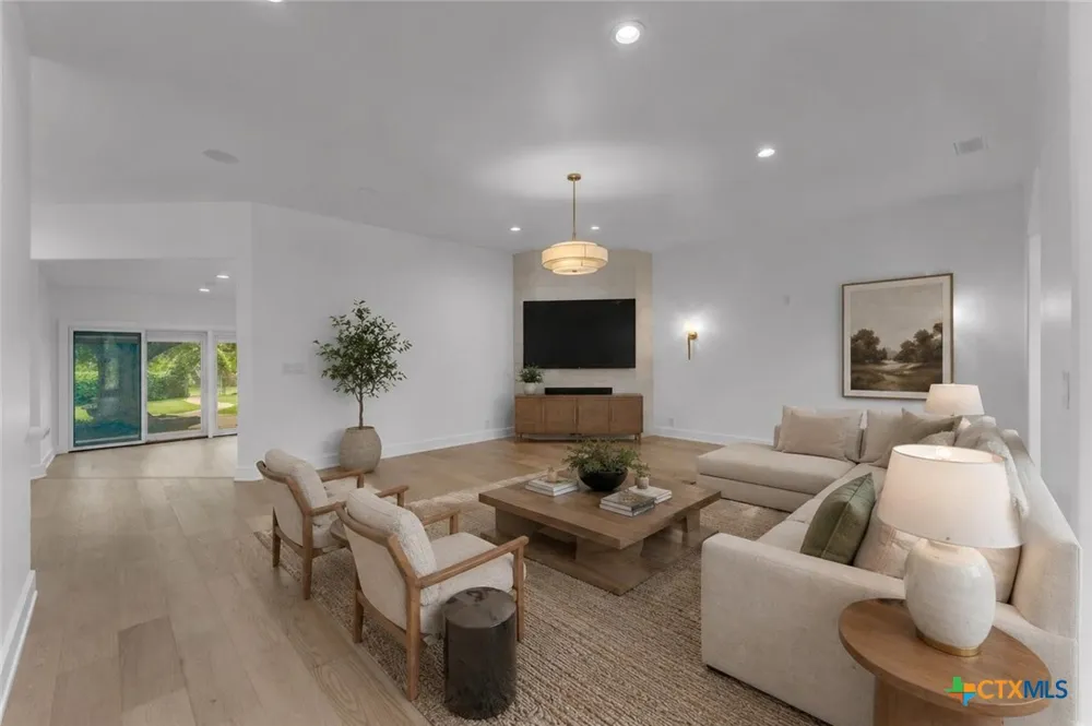 406 Ancient Oaks Drive Marble Falls, TX 78654