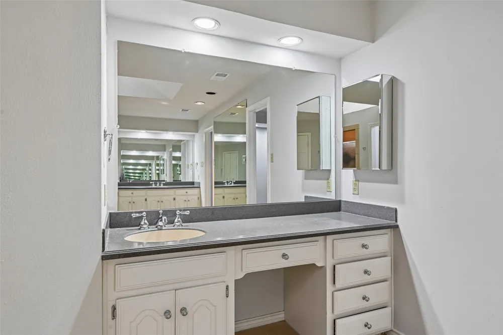 13216 Hillcrest Road Dallas, TX 75240