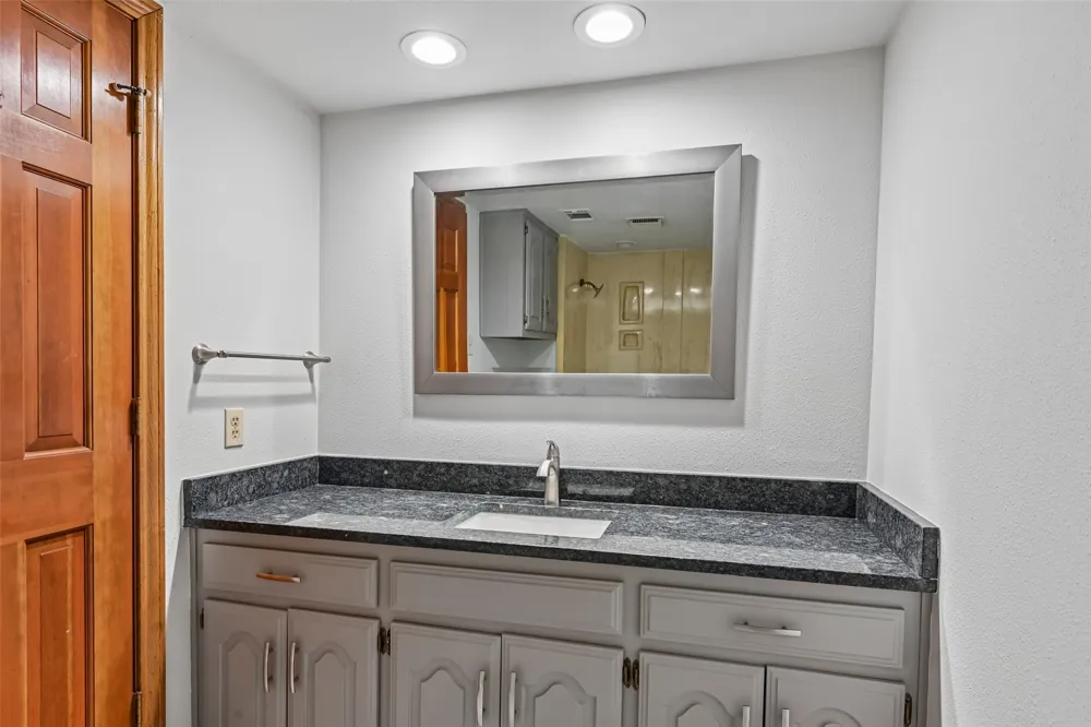 13216 Hillcrest Road Dallas, TX 75240
