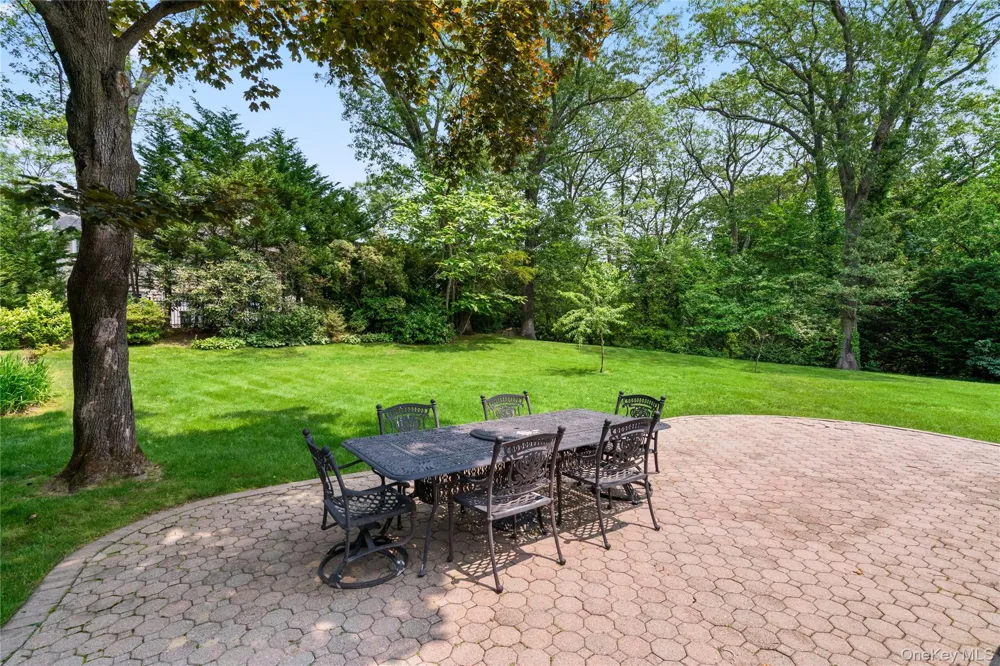 21 Kodiak Drive Woodbury, NY 11797