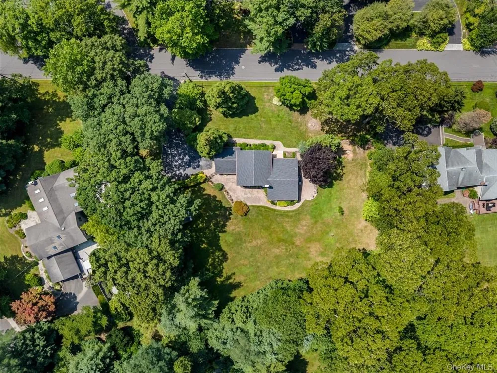 21 Kodiak Drive Woodbury, NY 11797