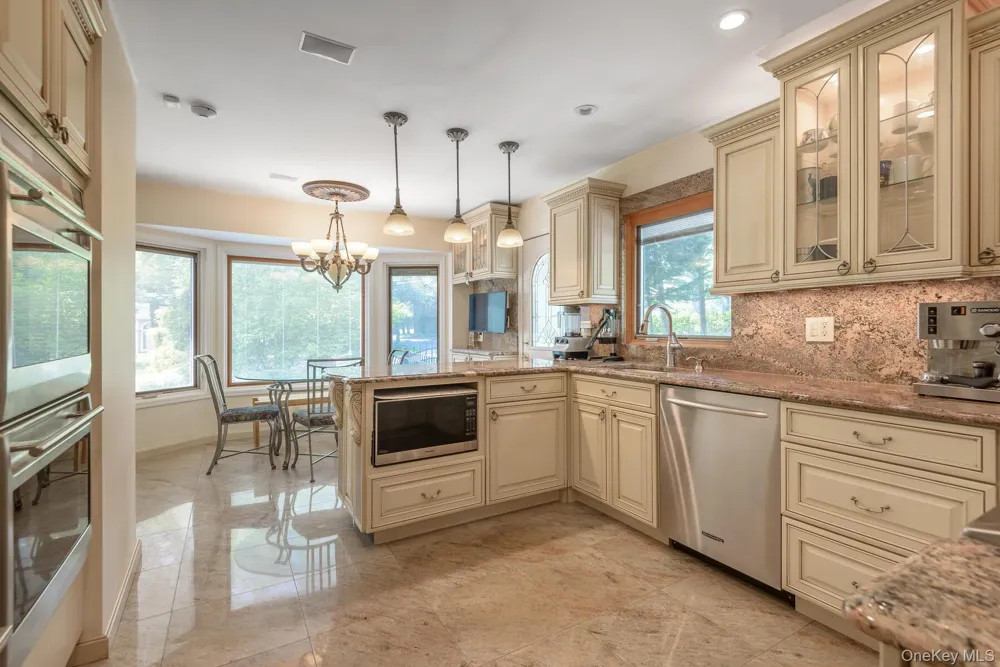 21 Kodiak Drive Woodbury, NY 11797