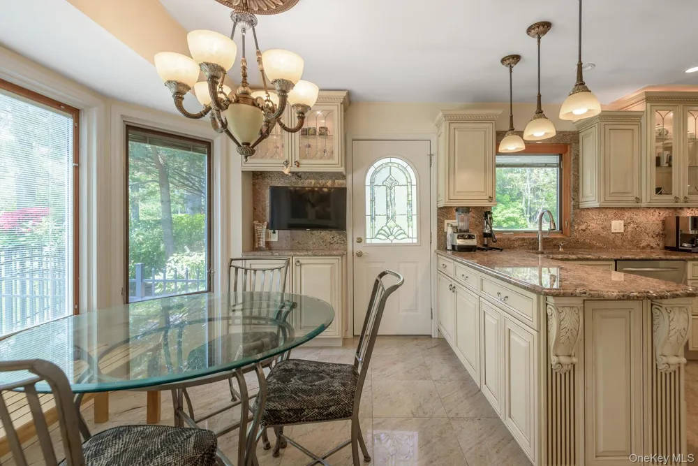 21 Kodiak Drive Woodbury, NY 11797