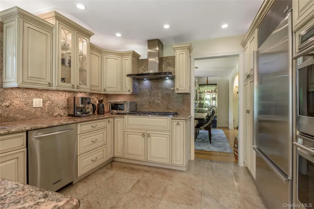 21 Kodiak Drive Woodbury, NY 11797