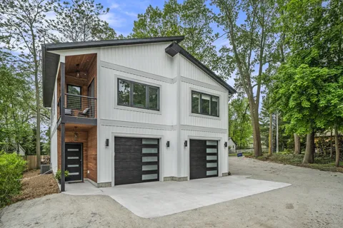 3220 Lakeshore Drive