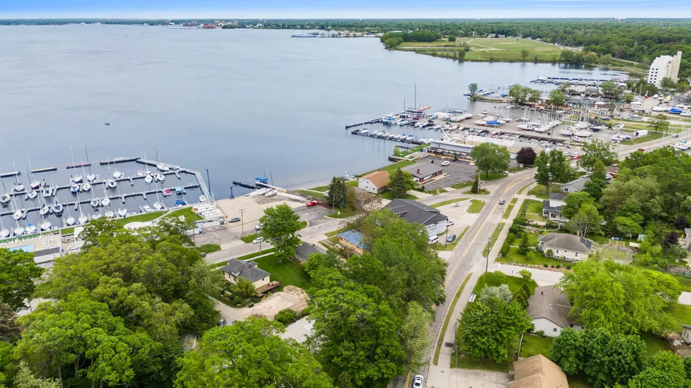 3220 Lakeshore Drive Muskegon, MI 49441