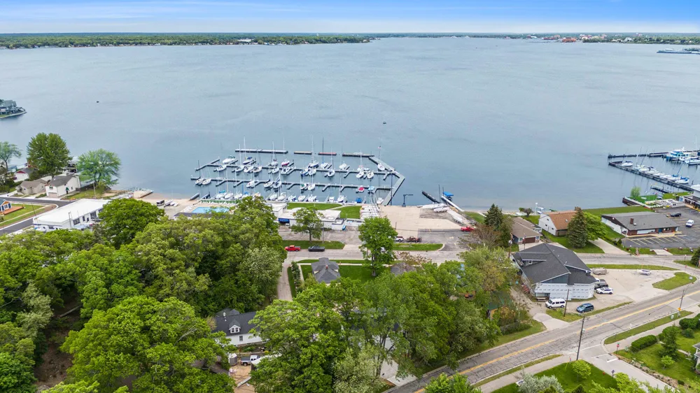 3220 Lakeshore Drive Muskegon, MI 49441