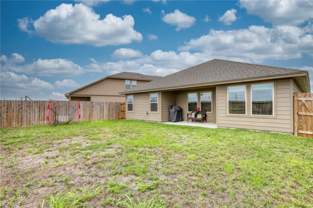 138 Donegal Street Sinton, TX 78387