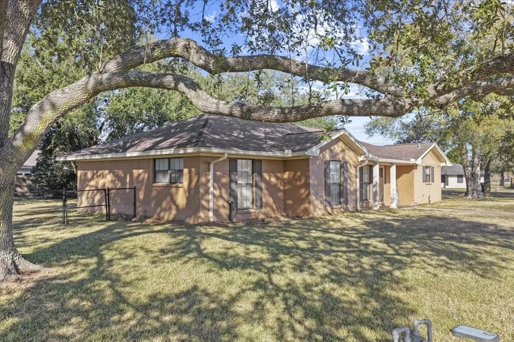 105 Alice Street Anahuac, TX 77514