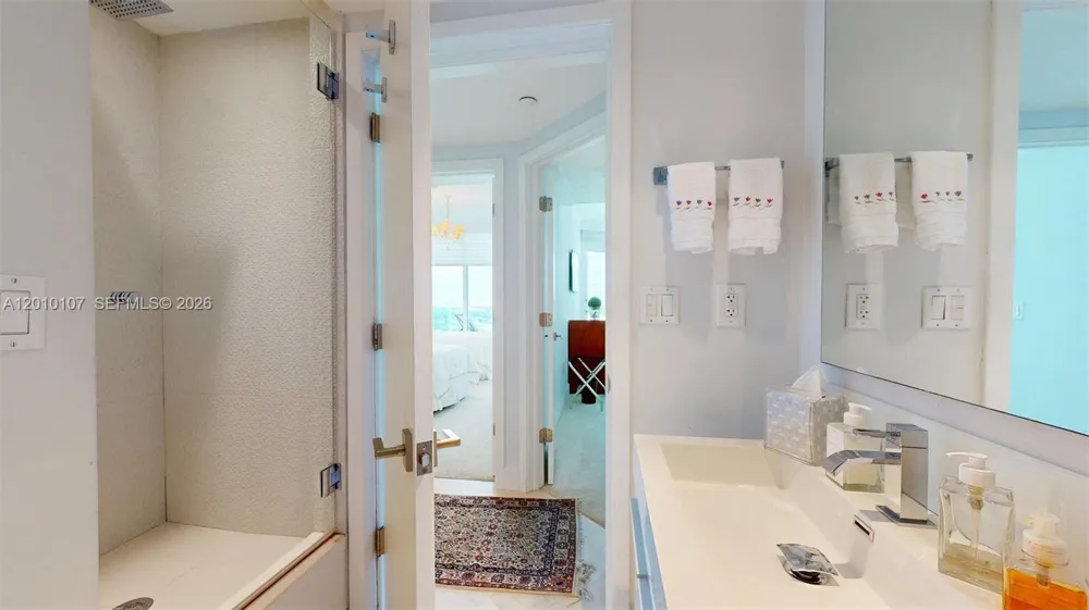 5025 Collins Ave #2206 Miami Beach, FL 33140
