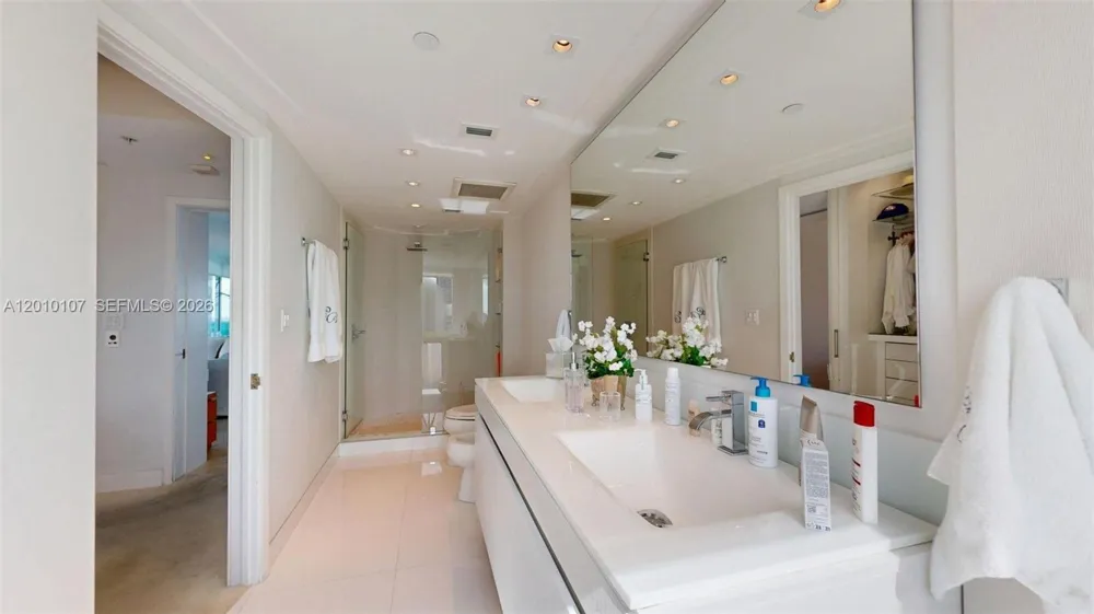 5025 Collins Ave #2206 Miami Beach, FL 33140