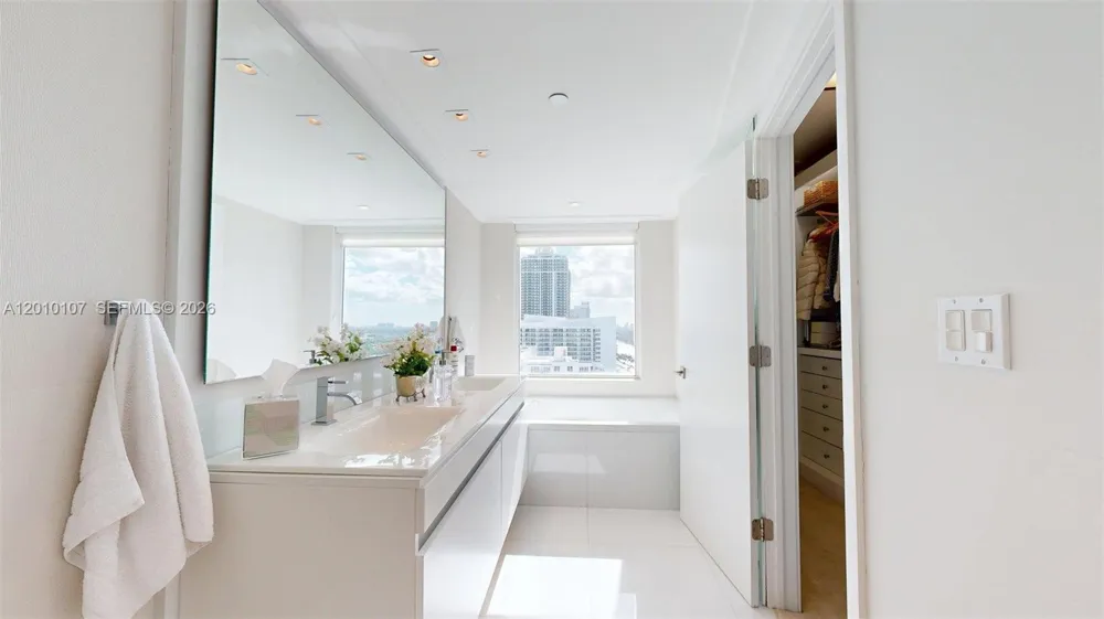 5025 Collins Ave #2206 Miami Beach, FL 33140
