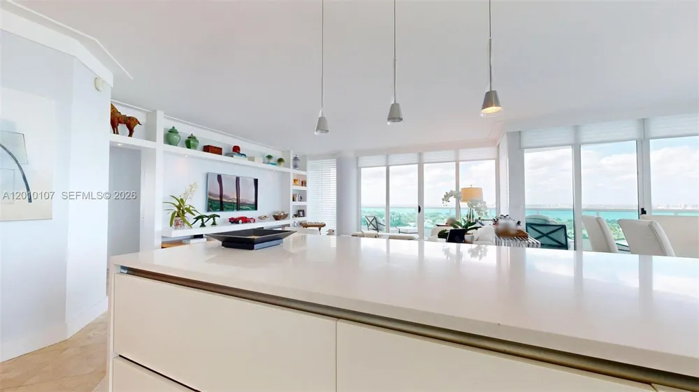5025 Collins Ave #2206 Miami Beach, FL 33140