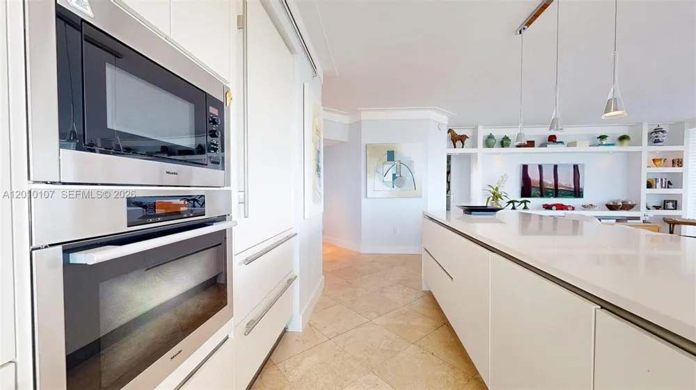 5025 Collins Ave #2206 Miami Beach, FL 33140