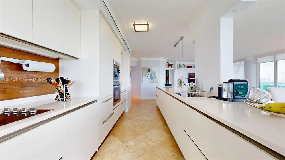 5025 Collins Ave #2206 Miami Beach, FL 33140