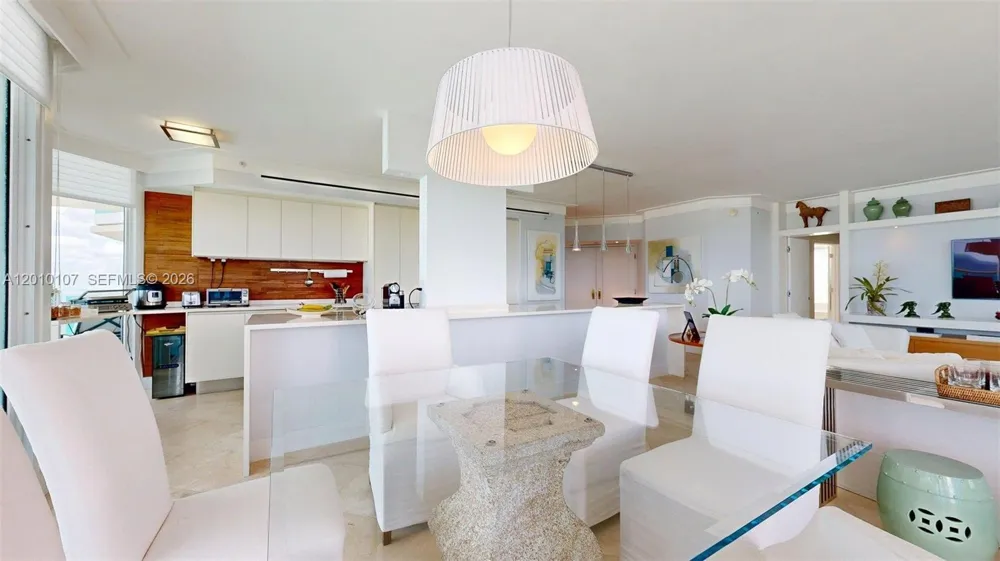 5025 Collins Ave #2206 Miami Beach, FL 33140