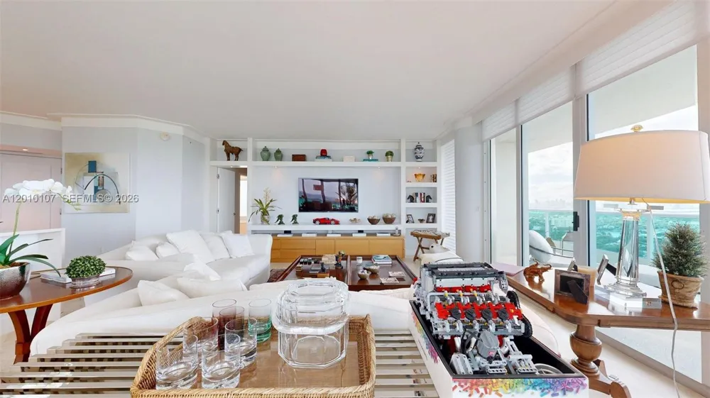 5025 Collins Ave #2206 Miami Beach, FL 33140