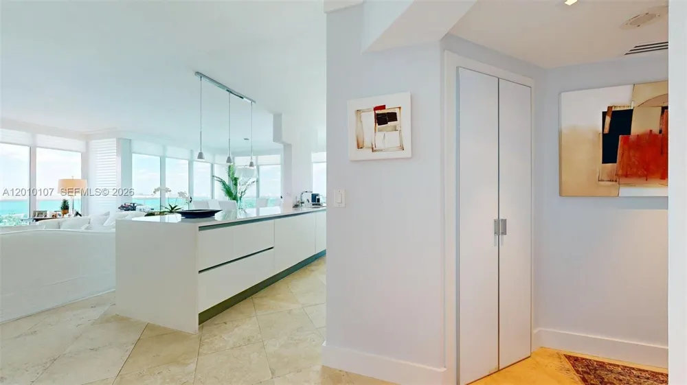 5025 Collins Ave #2206 Miami Beach, FL 33140