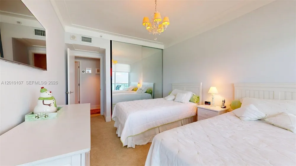 5025 Collins Ave #2206 Miami Beach, FL 33140