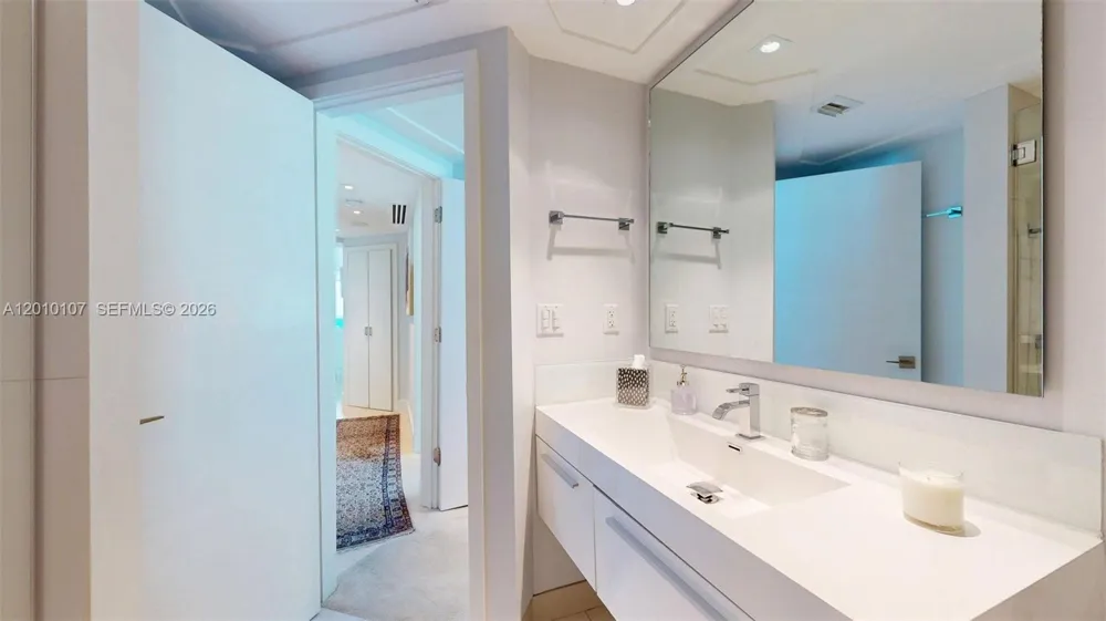 5025 Collins Ave #2206 Miami Beach, FL 33140