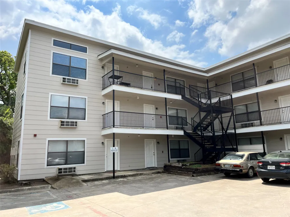701 W Sycamore Street #205 Denton, TX 76201