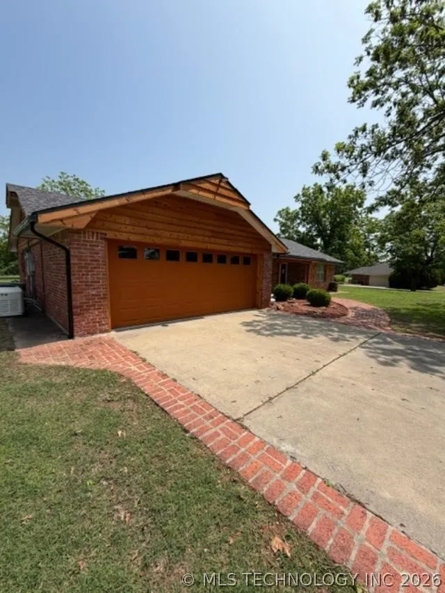 202 Sooner Holdenville, OK 74848