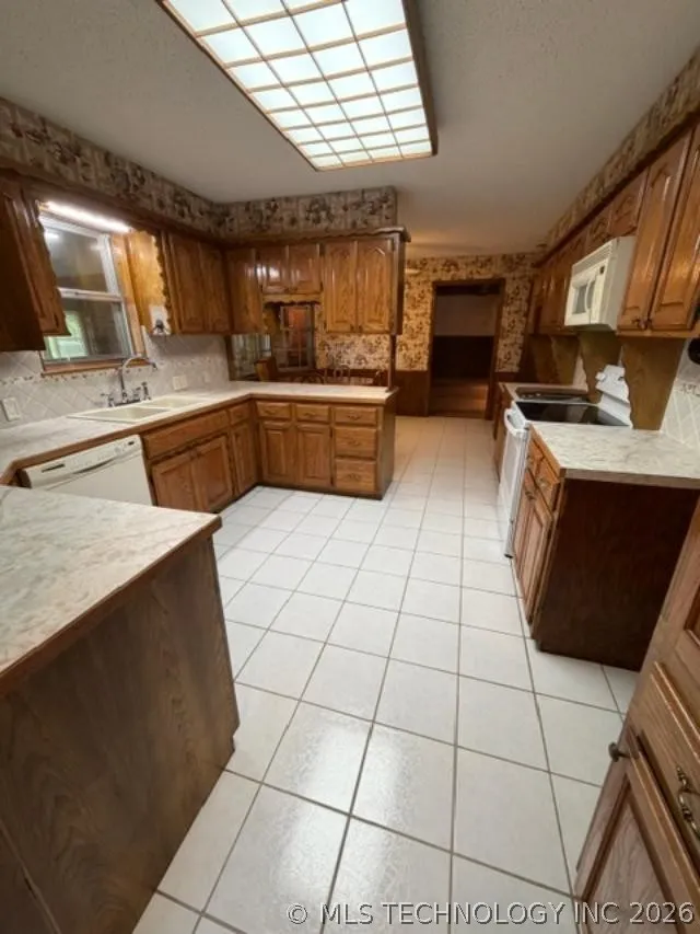 202 Sooner Holdenville, OK 74848