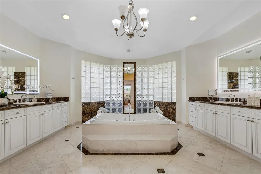2477 Poinciana Dr Weston, FL 33327