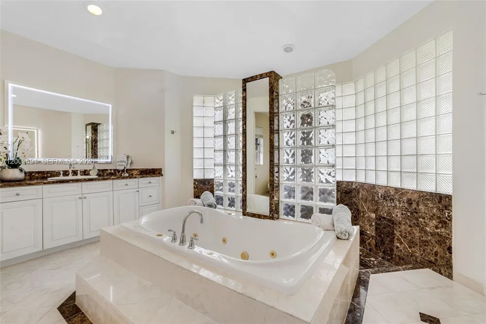 2477 Poinciana Dr Weston, FL 33327
