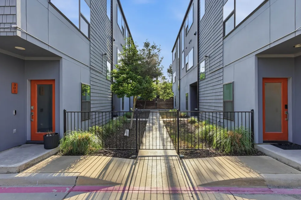 427 W 10TH STREET #502 Dallas, TX 75208