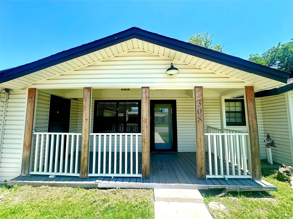 308 Sunset Drive Comanche, TX 76442