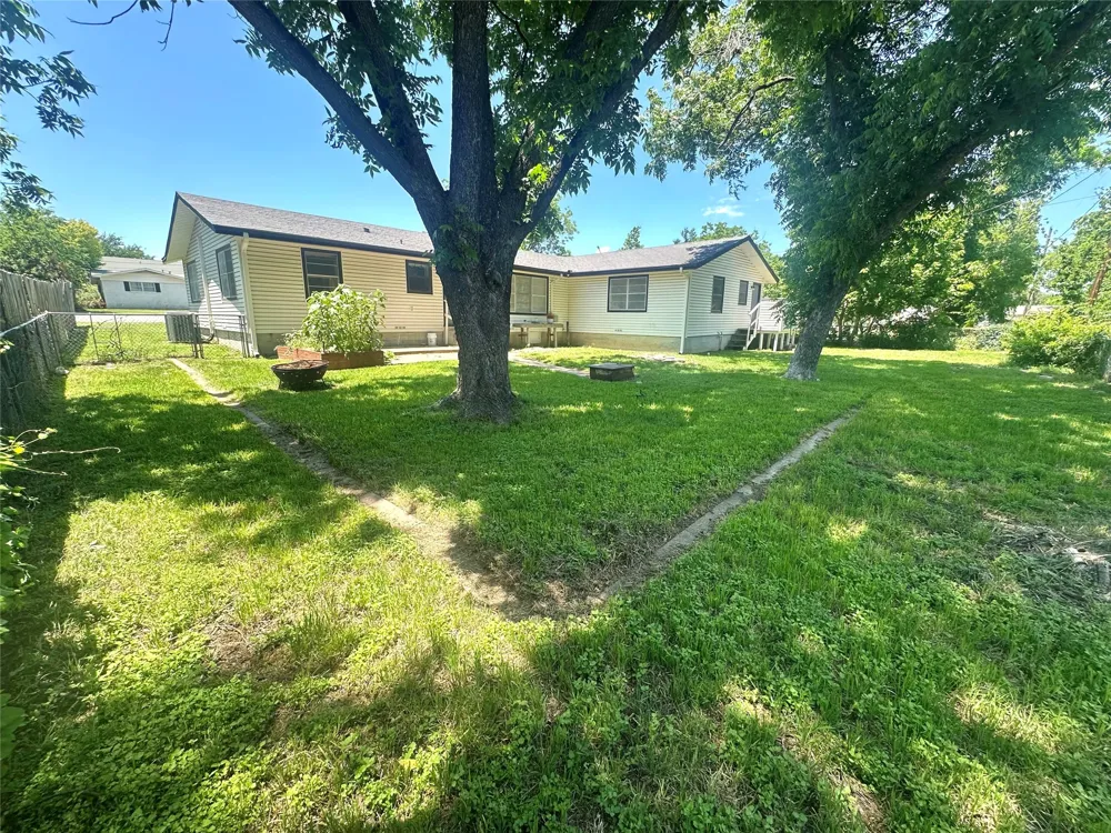 308 Sunset Drive Comanche, TX 76442