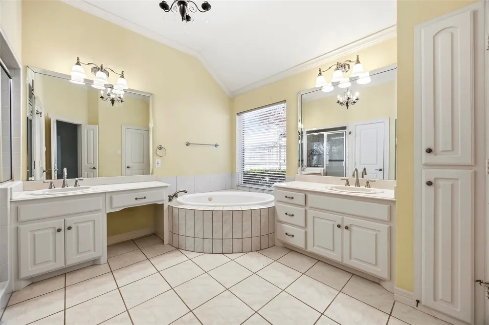 15 Center Court Heath, TX 75032