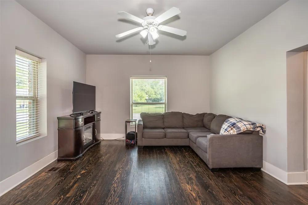 230 E Main Street Lindsay, TX 76250
