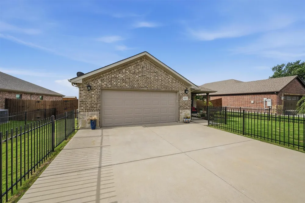 502 Pathfinder Street Collinsville, TX 76233