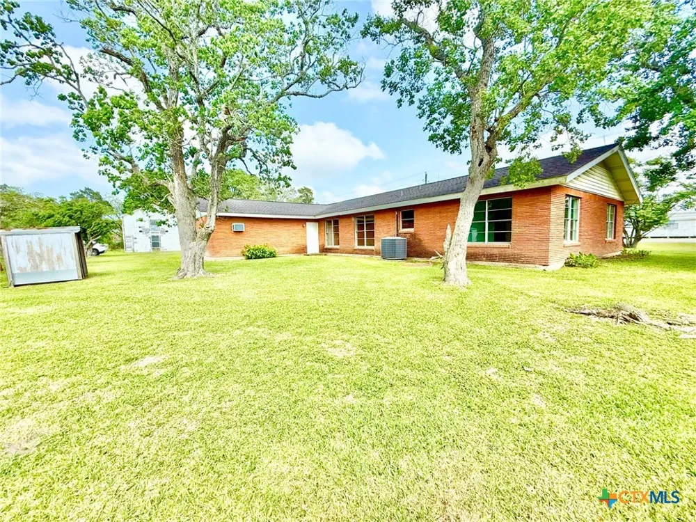 1396 Loop 522 Ganado, TX 77962