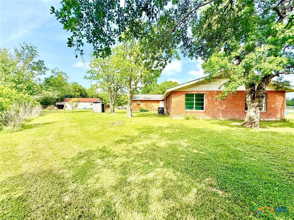 1396 Loop 522 Ganado, TX 77962
