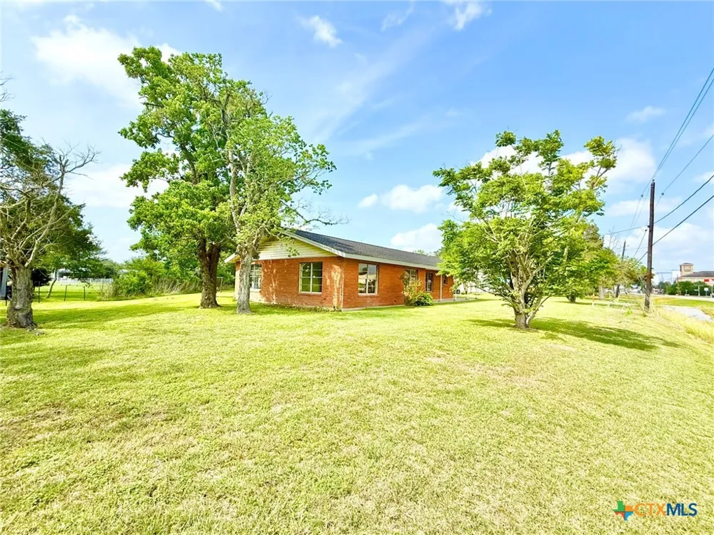 1396 Loop 522 Ganado, TX 77962