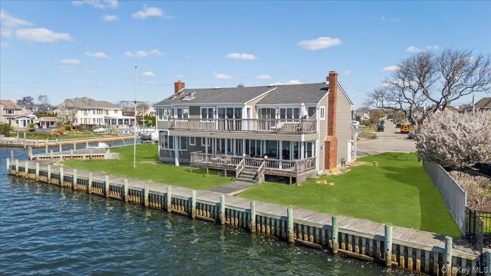 160 Sequams Lane W West Islip, NY 11795
