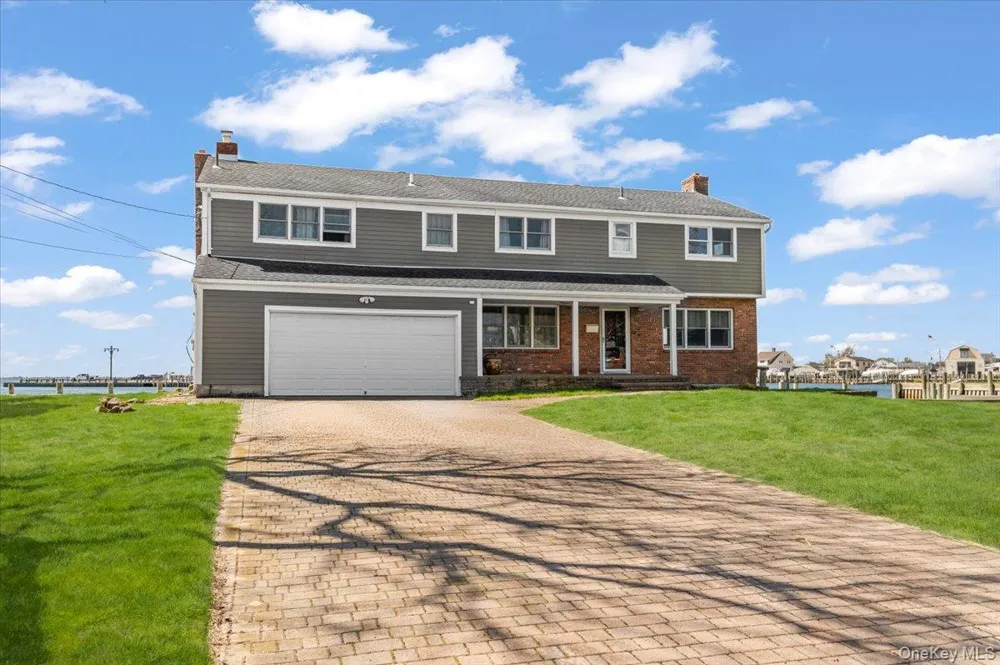 160 Sequams Lane W West Islip, NY 11795