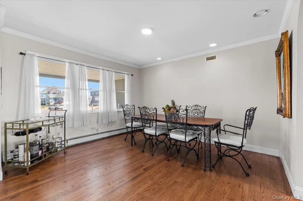 160 Sequams Lane W West Islip, NY 11795