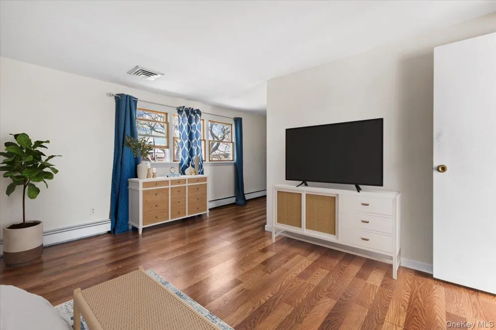 160 Sequams Lane W West Islip, NY 11795
