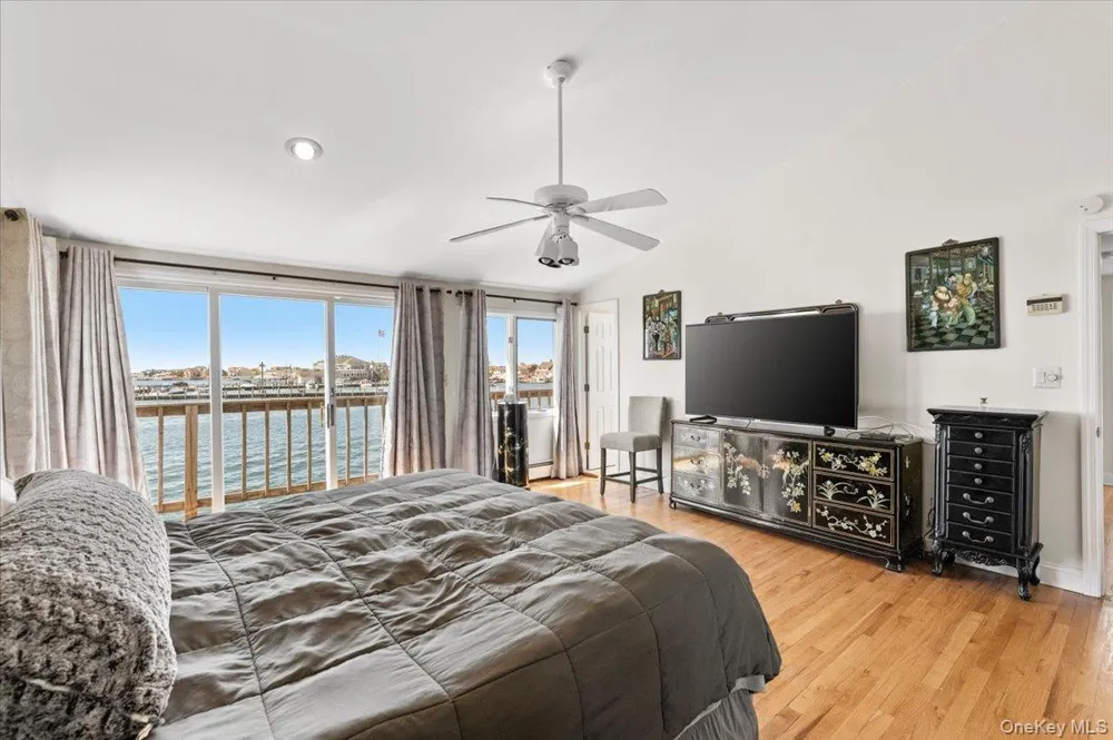 160 Sequams Lane W West Islip, NY 11795